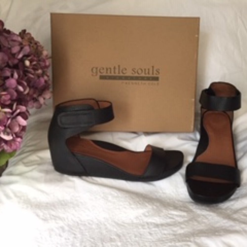 GENTLE SOULS black wedge sandal